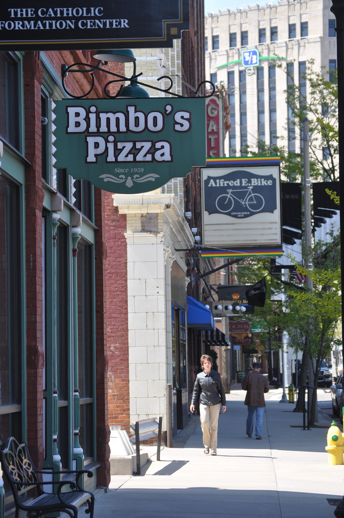 Bimbo Pizza restaurant sign